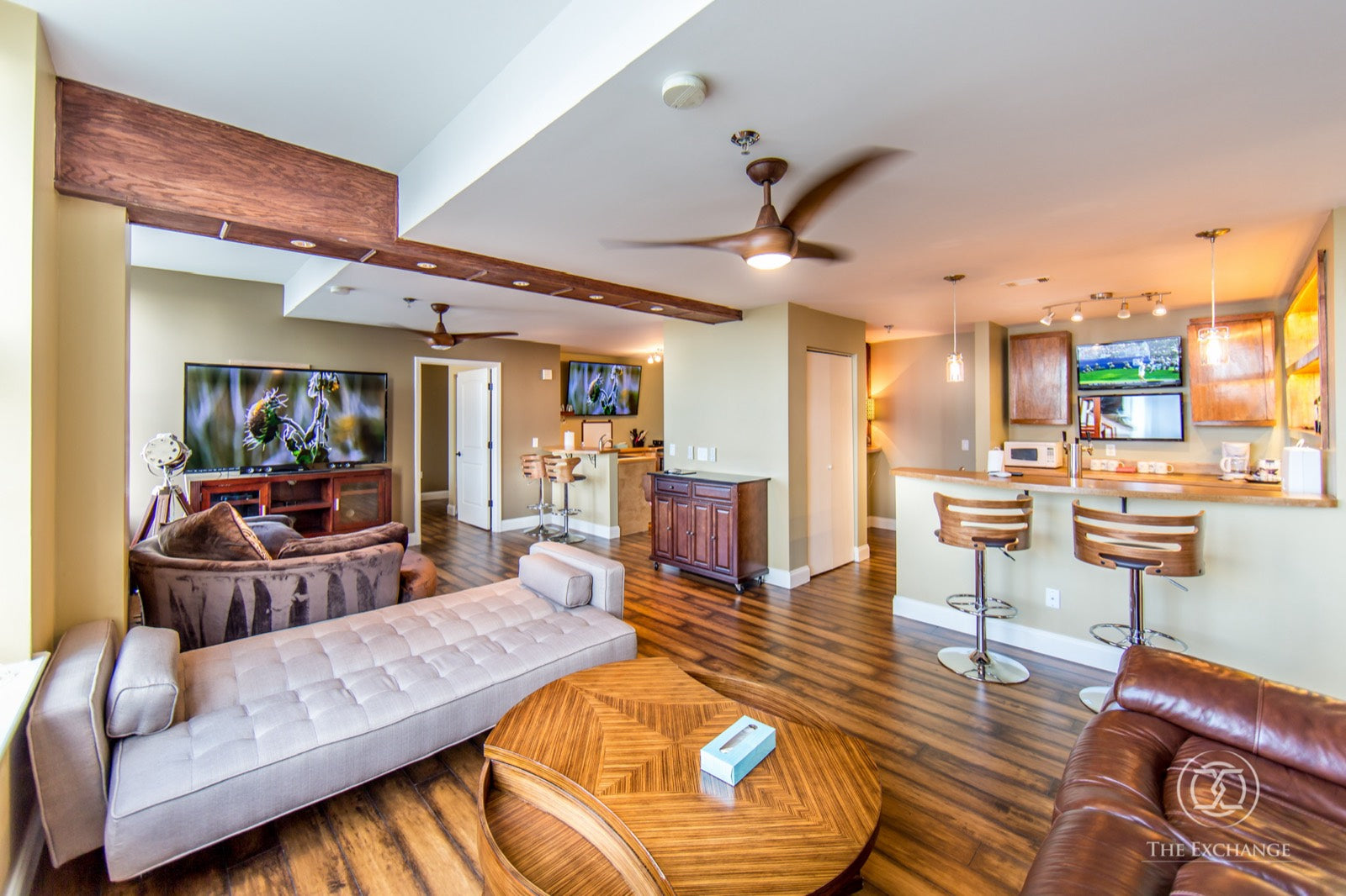 Spacious furnished great room with exposed-beam ceiling and dual fans, Exchange Building Memphis