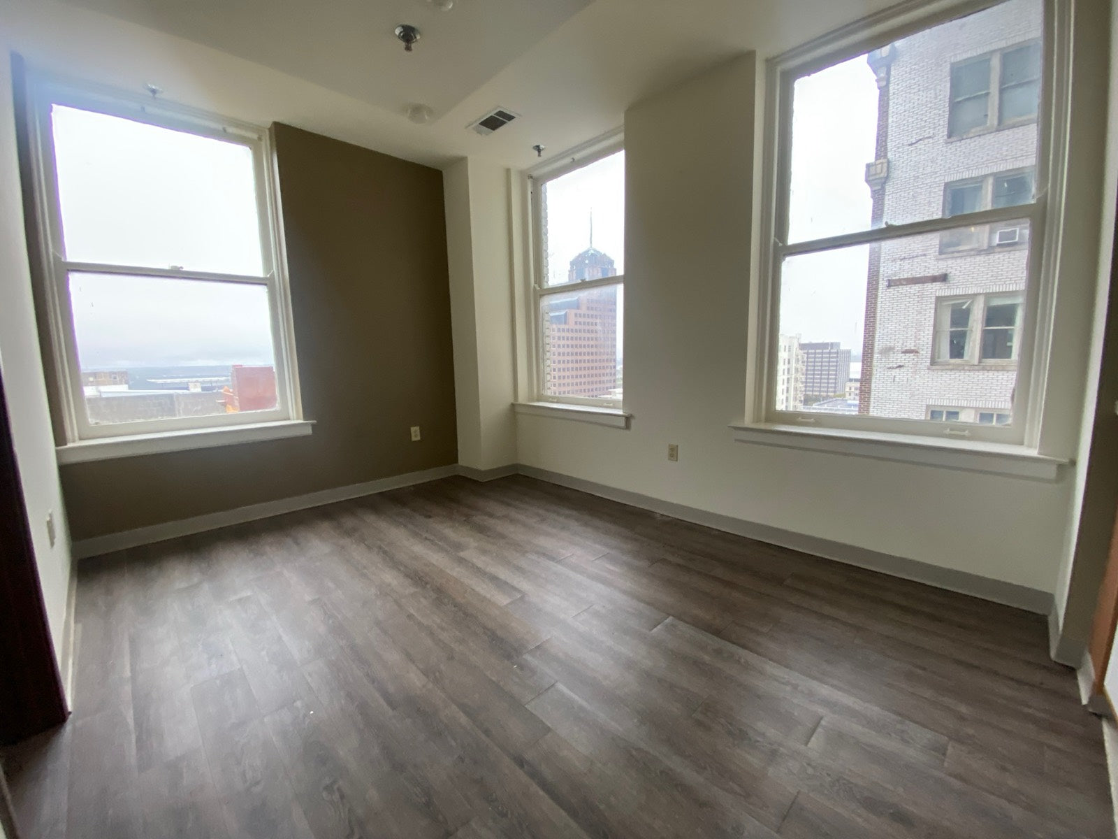 Unfurnished corner apartment with wraparound skyline views, Exchange Building Memphis