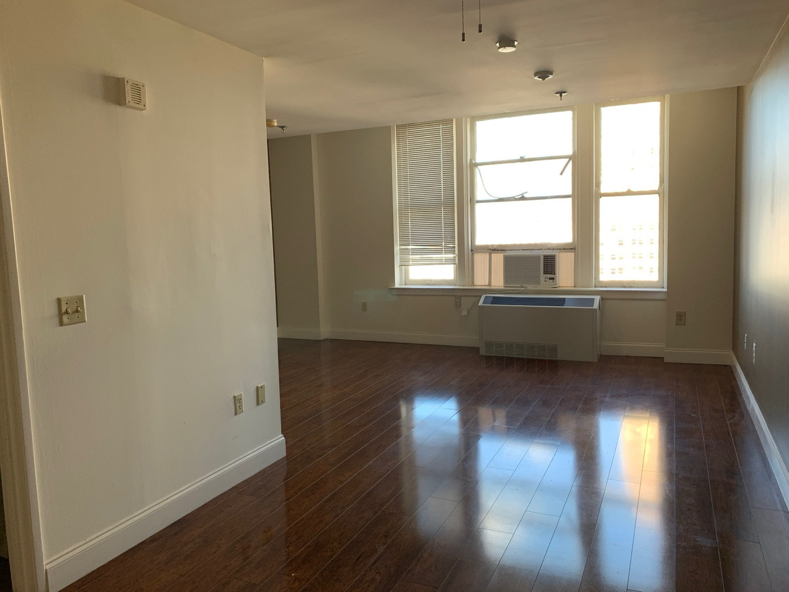 Unfurnished apartment with glossy hardwood floors and city light, Exchange Building Memphis