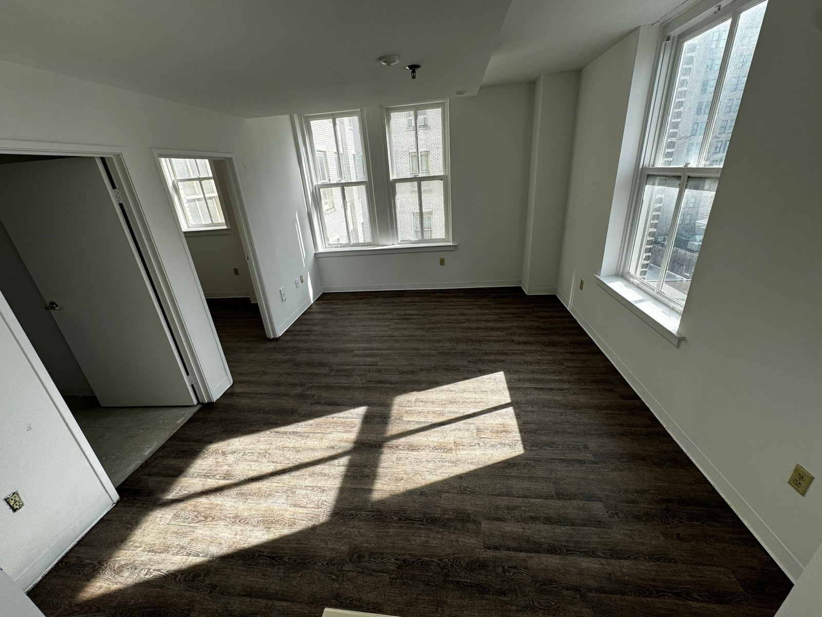Sun-drenched unfurnished apartment with hardwood floors, Exchange Building Memphis
